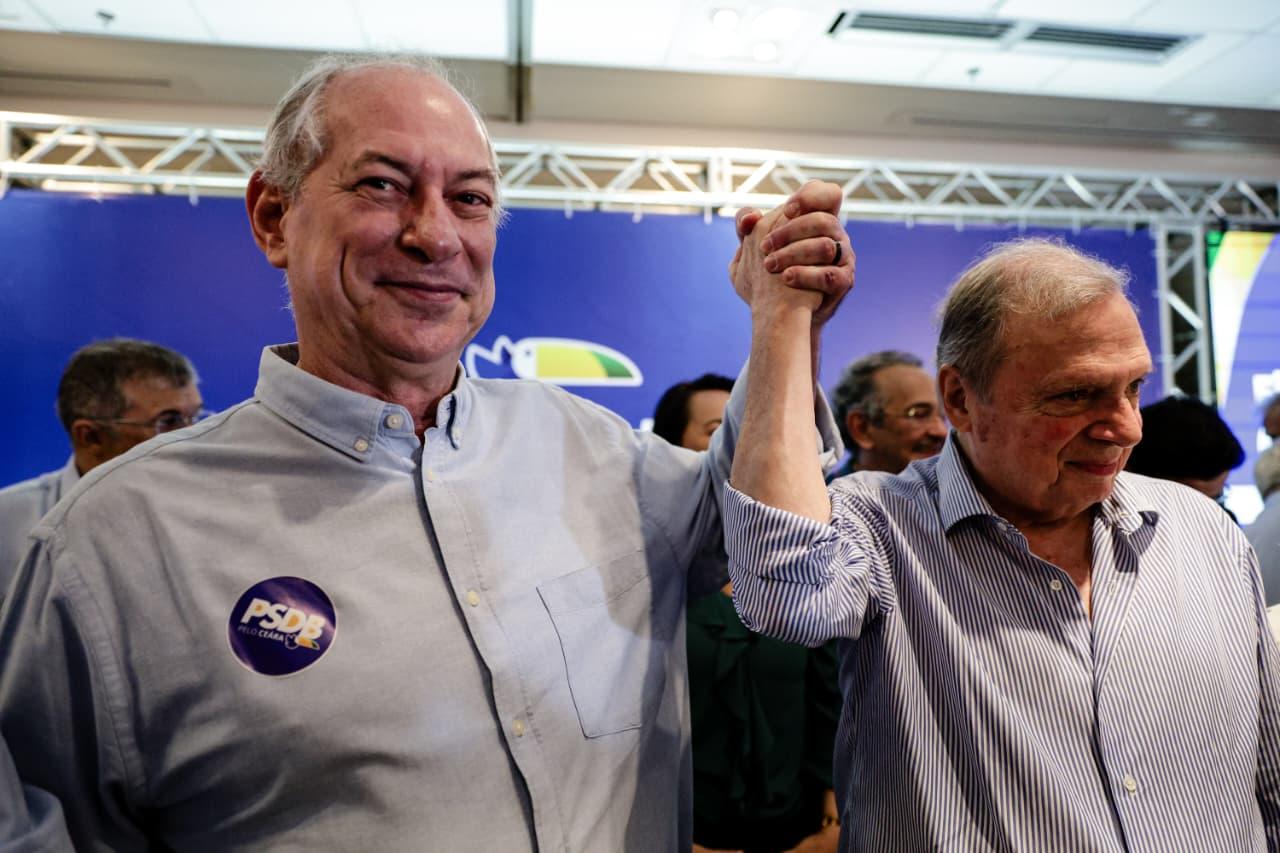 Foto de Ciro Gomes de mãos dadas com Tasso Jereissati.