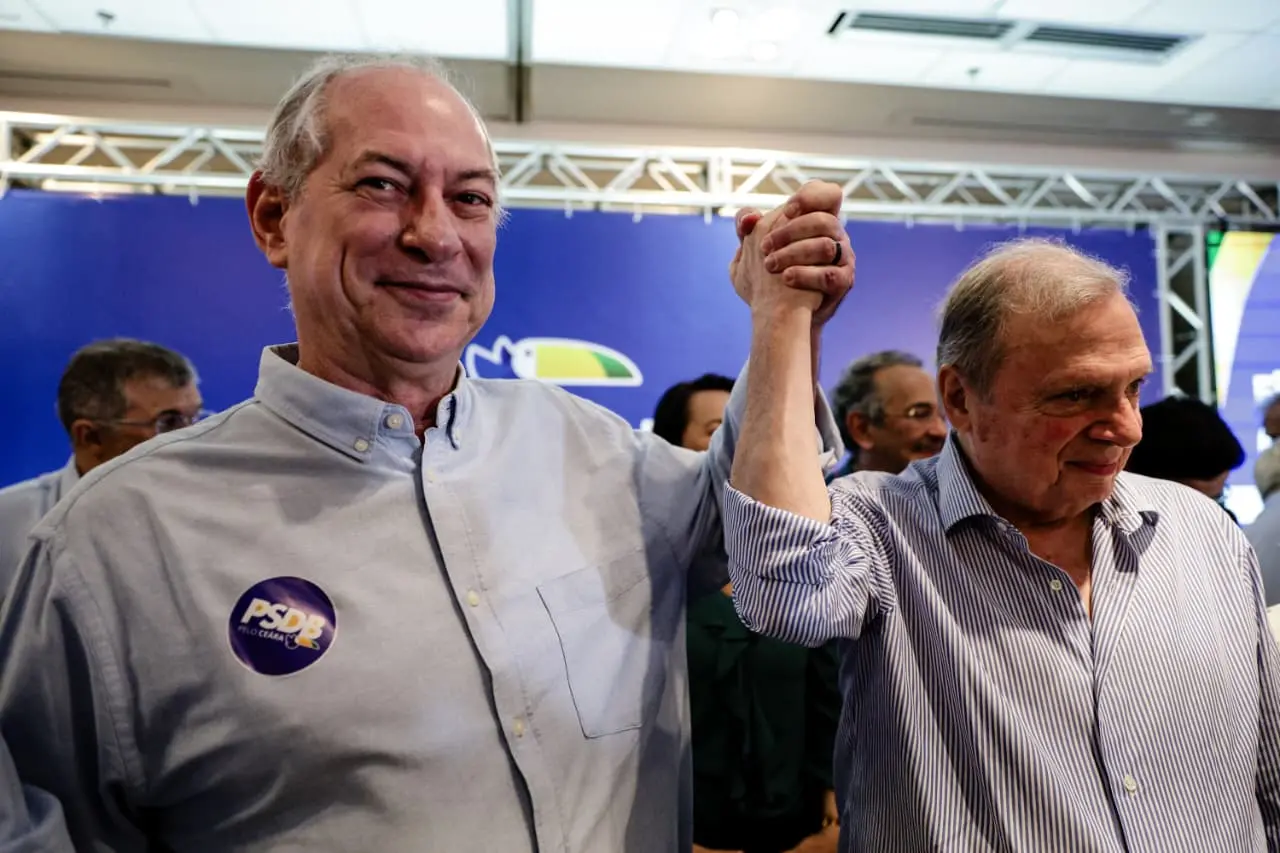 Foto de Ciro Gomes de mãos dadas com Tasso Jereissati.