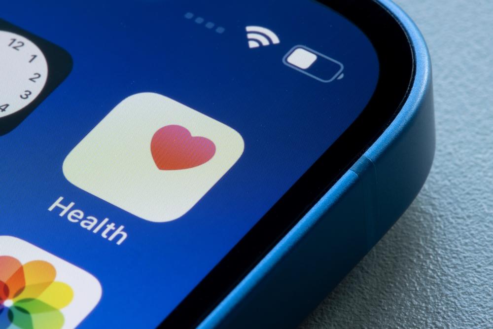 Aplicativo de saúde em celular iphone ligado.