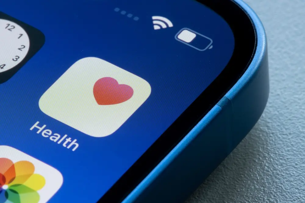 Aplicativo de saúde em celular iphone ligado.