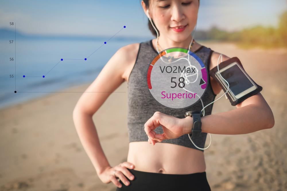 Mulher olhando relógio esportivo e métricas de VO2.