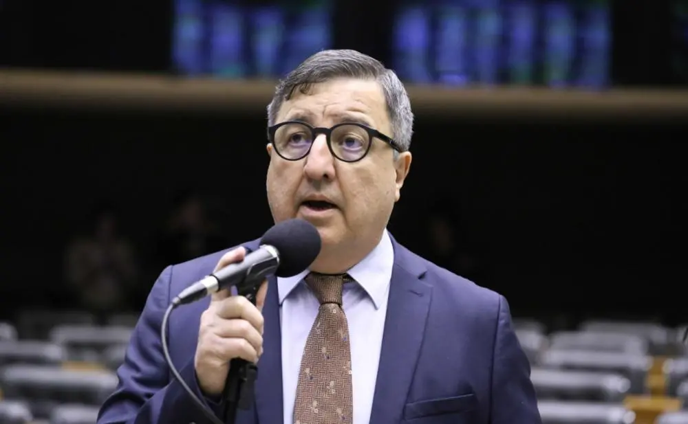 Danilo Forte falando ao microfone na Câmara dos Deputados.