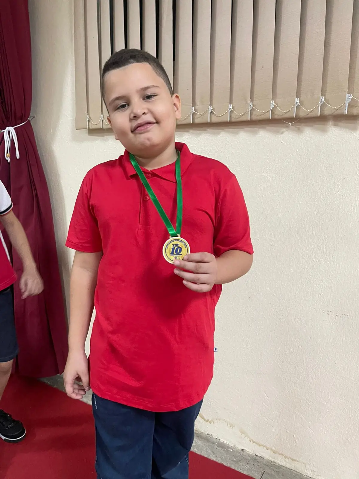 Família feliz no shopping, com mãe e filho sorrindo para a câmera, criando momentos especiais juntos.