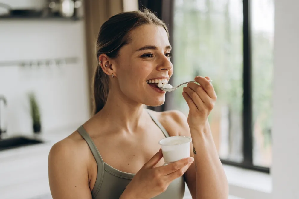 Os iogurtes naturais, ricos em probióticos, ajudam no funcionamento do intestino.