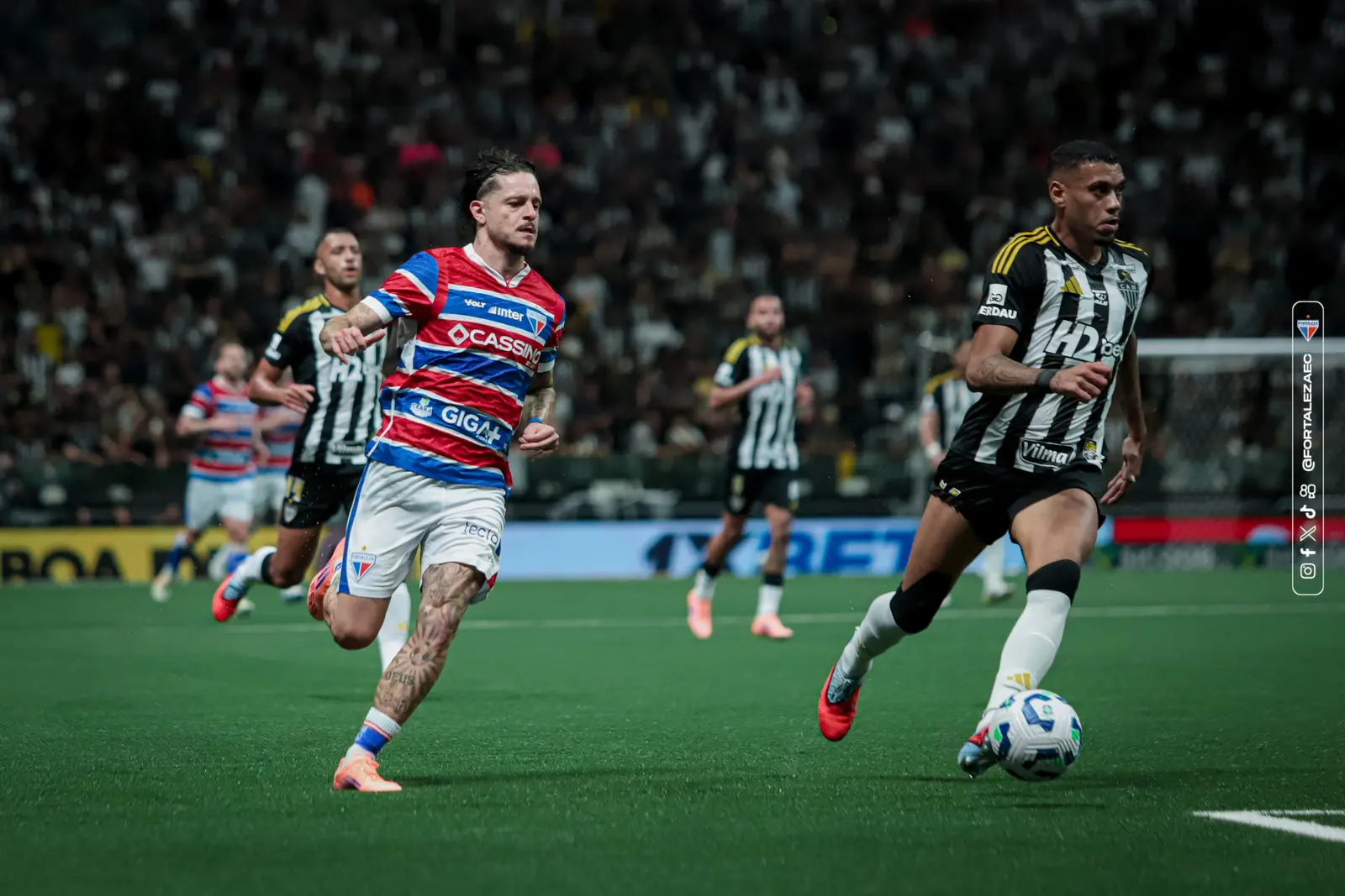 Atletas de Fortaleza e Atlético-MG disputam bola