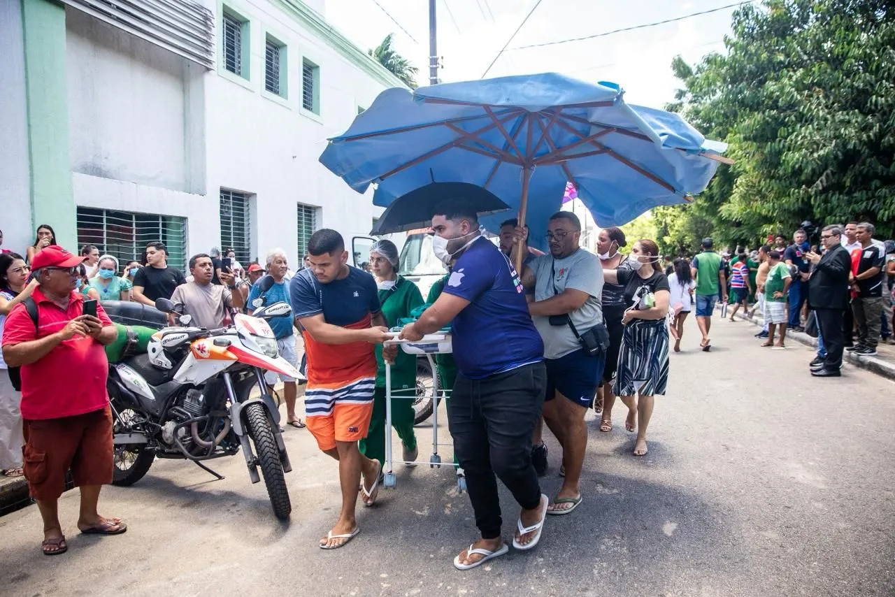 Pessoas do entorno ajudaram no resgate dos bebês internados no hospital.