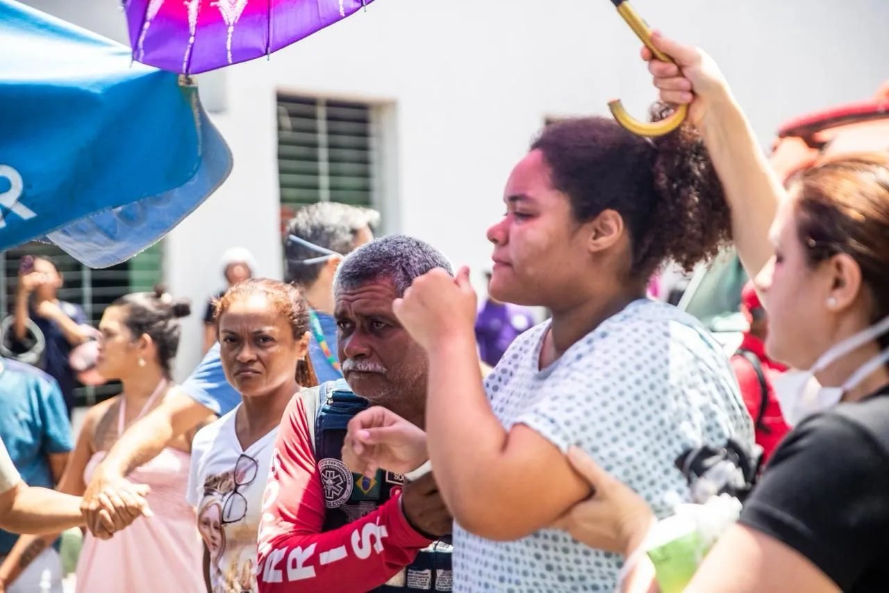 Gestantes foram retiradas da unidade com ajuda e levadas ao Beco da Poeira.