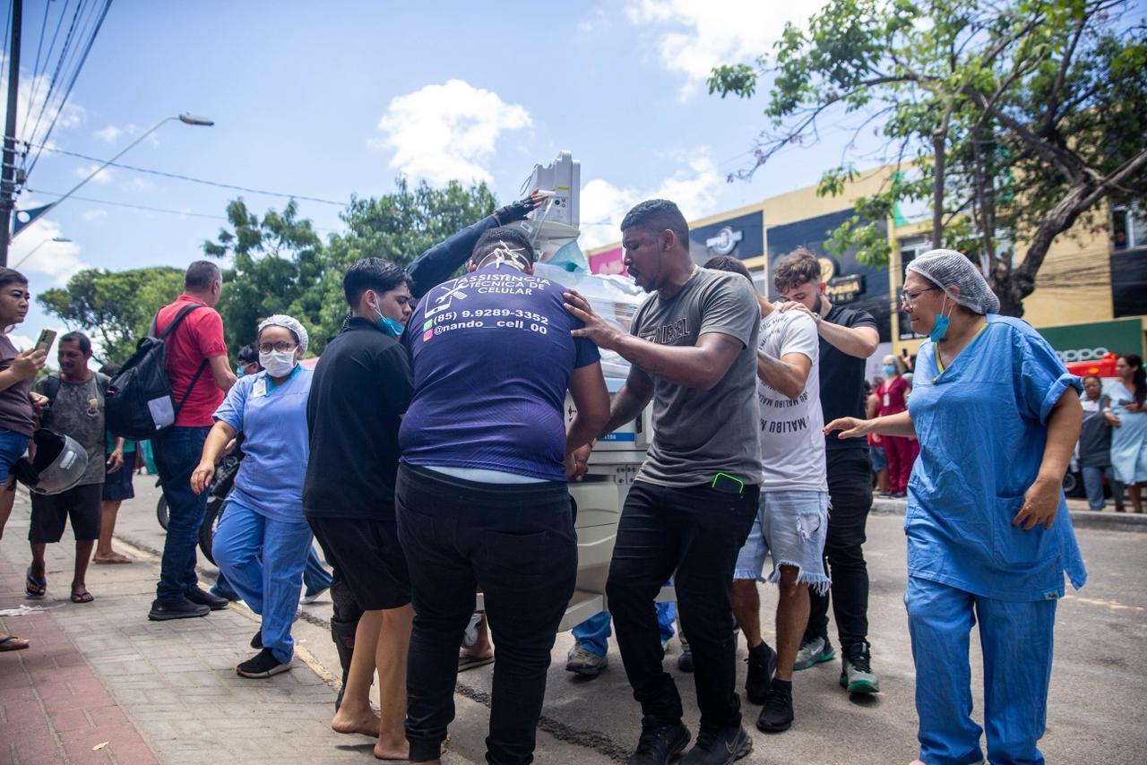 Crianças sendo retiradas do hospital César Cals após incêndio.