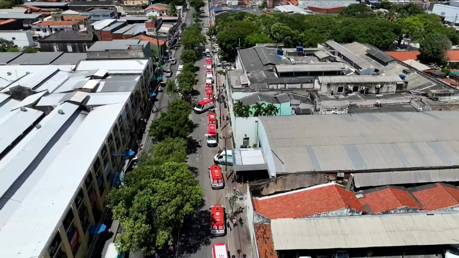 imagem aérea mostra ambulâncias na avenida imperador, no centro da cidade, em frente ao hospital cesar cals, onde incendio foi registrado.