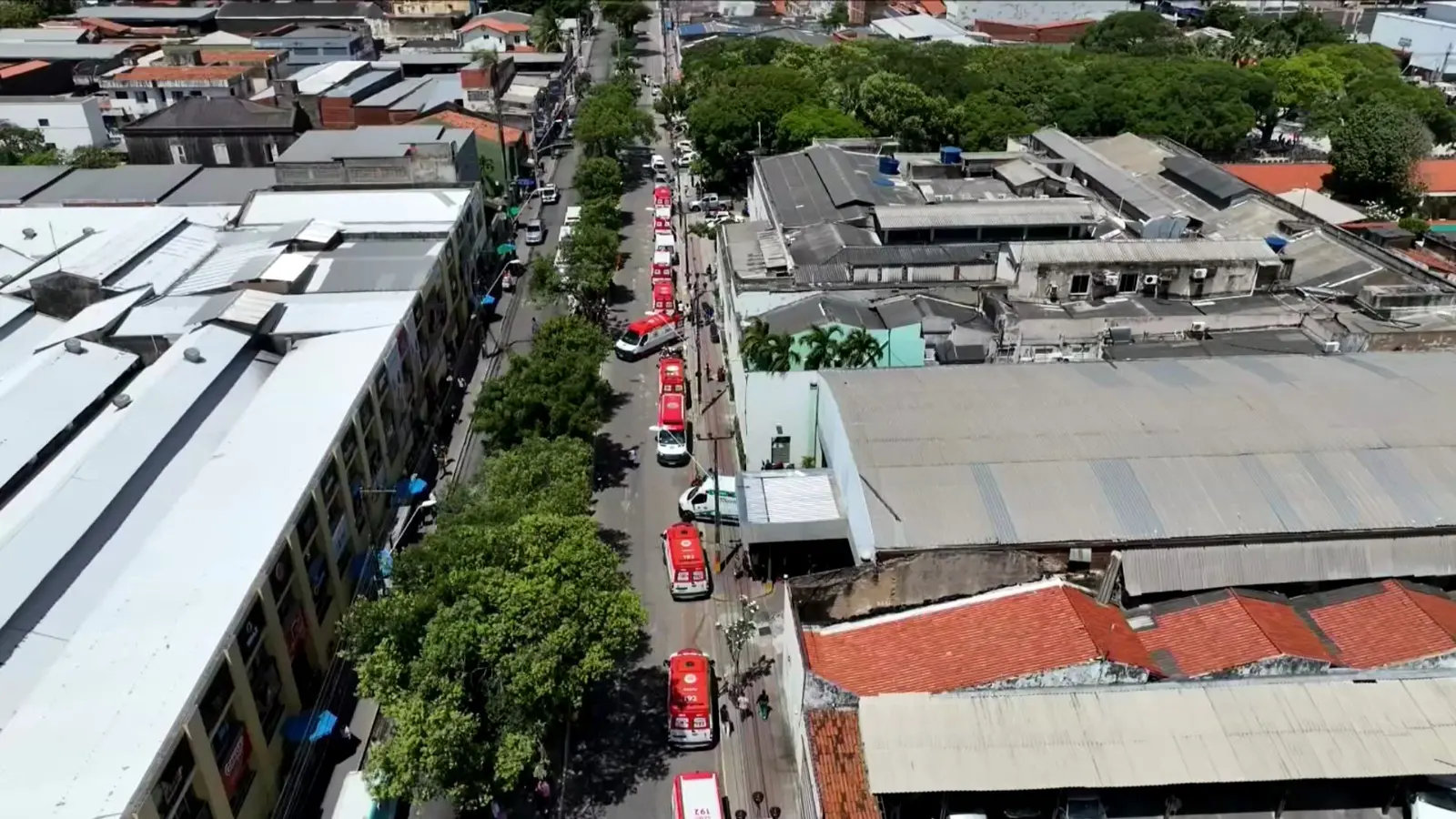 imagem aérea mostra ambulâncias na avenida imperador, no centro da cidade, em frente ao hospital cesar cals, onde incendio foi registrado.