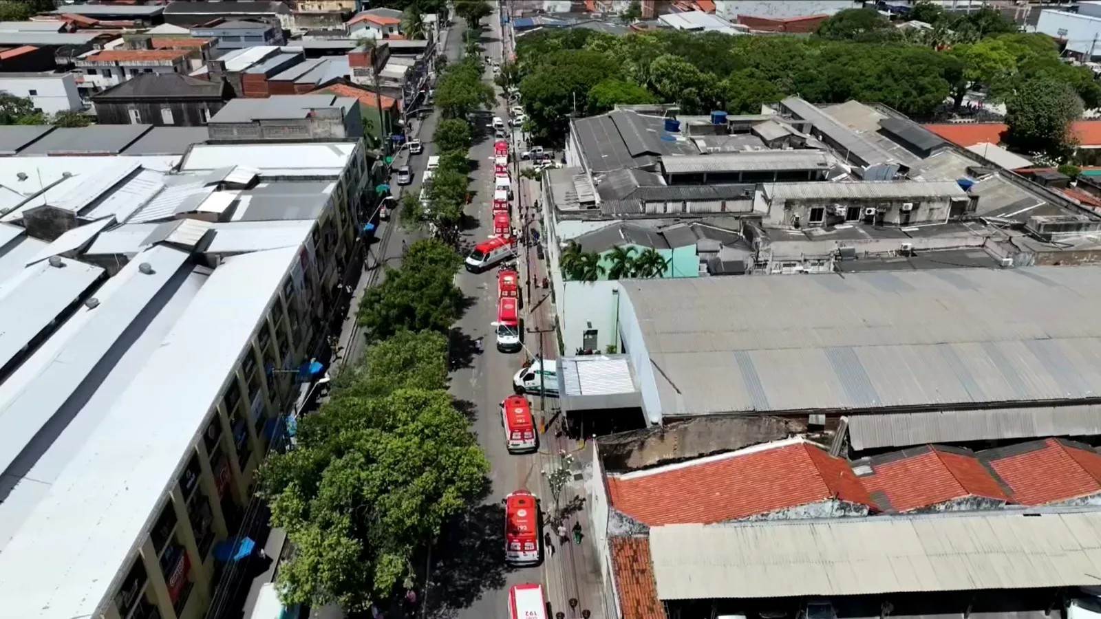 Imagem aérea mostra ambulâncias que foram mobilizadas para realizar a transferência dos bebês para outras unidades.