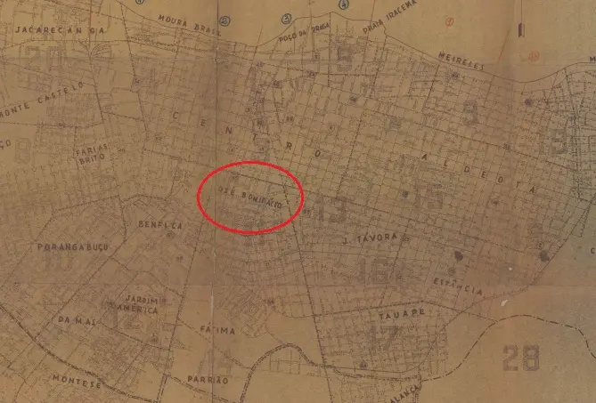 Mapa urbano antigo de Fortaleza, amarelado pelo tempo, mostrando bairros centrais como Centro, Aldeota, José Bonifácio, Farias Brito, Benfica, Porangabuçu, Jardim América, Fátima, Parreão, Tavaora, Estância, Meireles e Poço da Draga. As ruas aparecem em traçado quadriculado, com tipografia fina e escura. Há marcas de dobras no papel e numeração impressa nas bordas. O mapa destaca principalmente a configuração urbana da região central da cidade em período histórico.