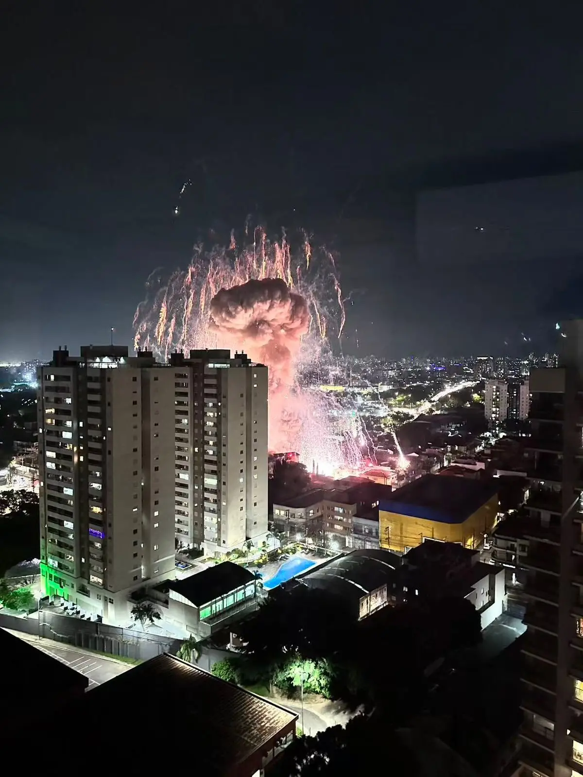 Foto mostra um dos momentos da explosão.