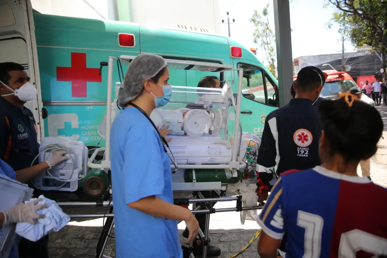 Crianças sendo transferidas por ambulâncias após incêndio no hospital César Cals, em Fortaleza.