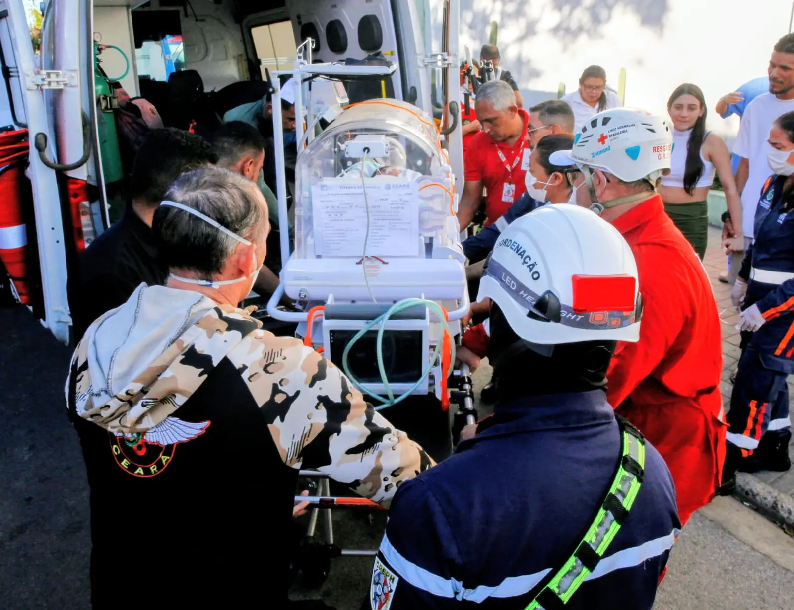 Mobilização de equipes do Corpo de Bombeiros para transferência de crianças do César Cals.