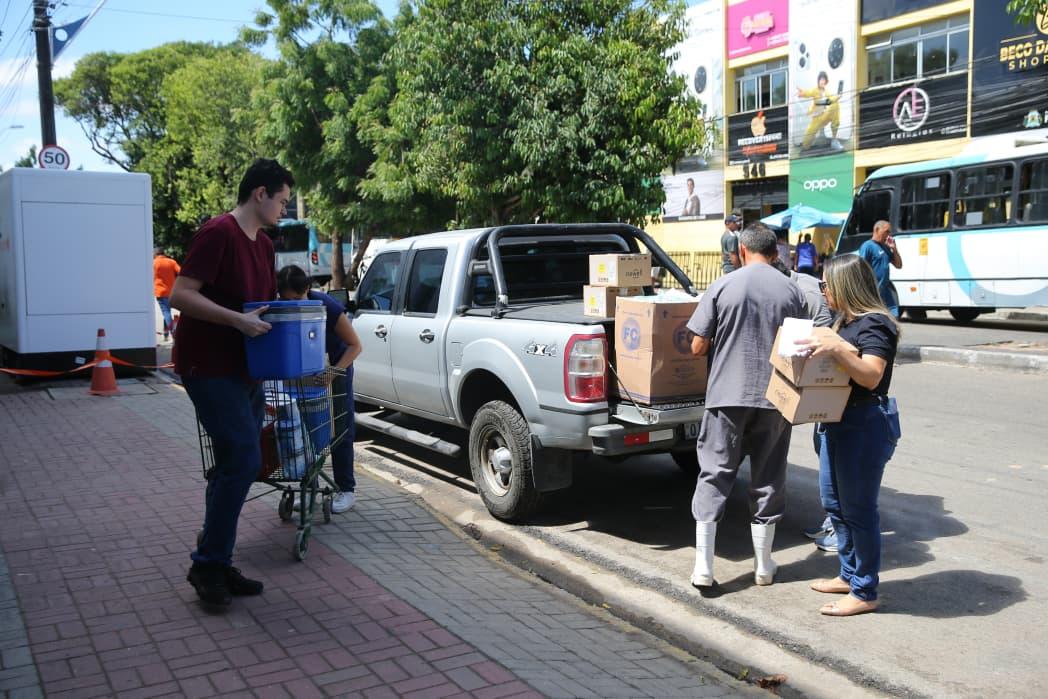 foto de profissionais dando suporte ao atendimento no anexo do César Cals.