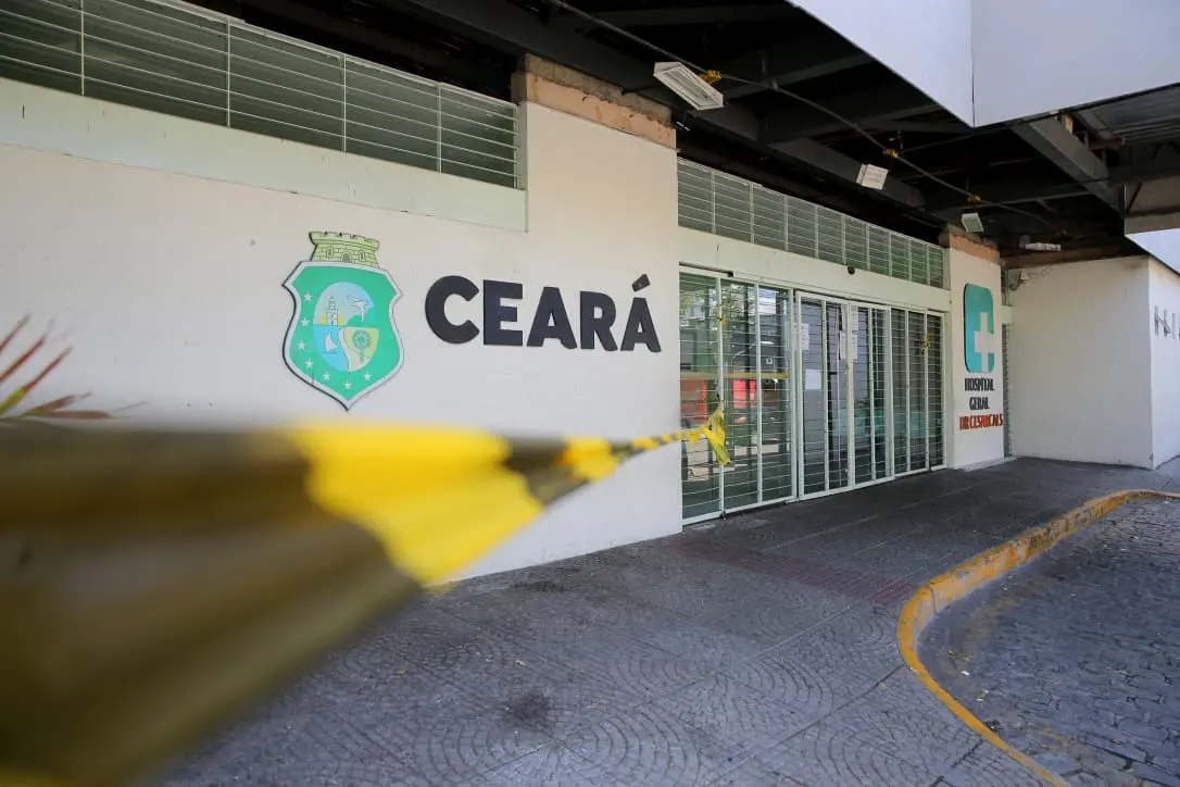 foto da fachada do hospital César Cals um dia após incêndio. Na imagem, é possível ver a unidade fechada com uma faixa de contenção.