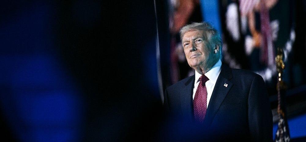 Trump observa alguma coisa distante. Imagem usada em matéria onde presidente norte-americano reduz tarifas sobre produtos.