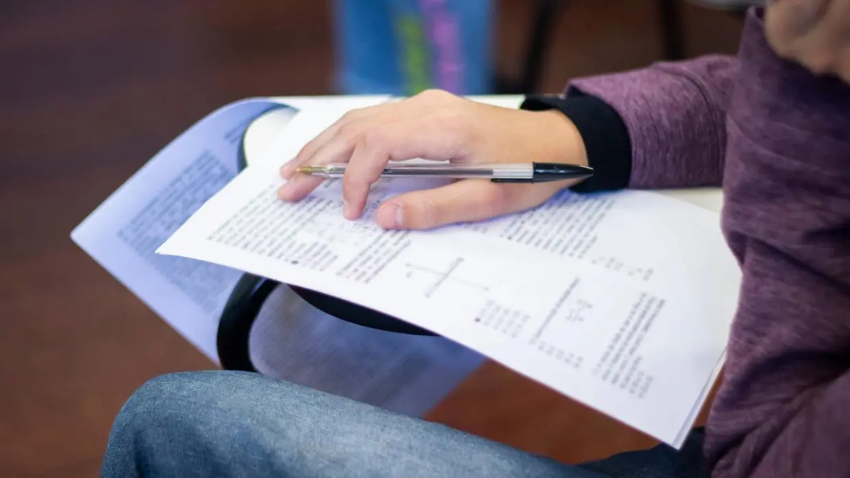 Pessoa realizando prova Enem.