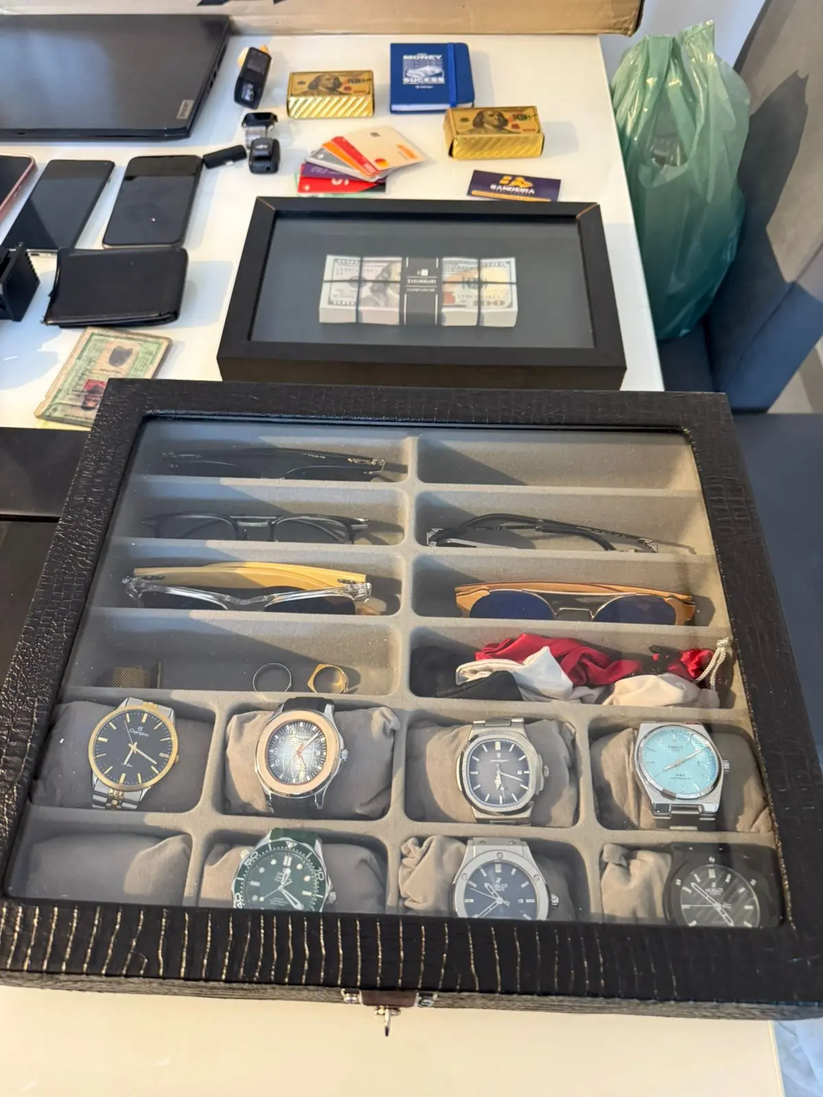 A imagem mostra bens apreendidos durante a Operação Endpoint, do Ministério Público, como relógios e celulares.