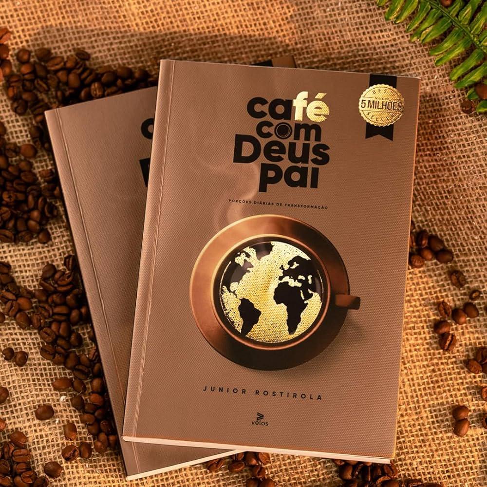 Na imagem, dois exemplares do livro de capa mole, marrom-claro, 