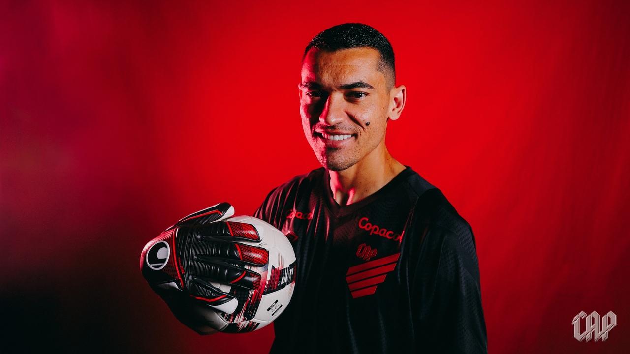 O goleiro Santos em ação pelo Athletico-PR