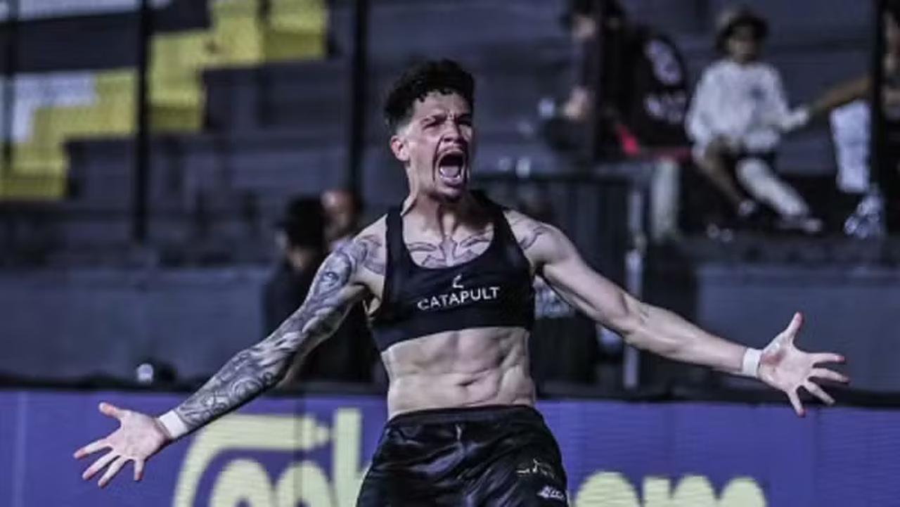 Jhonatan Silva em ação pelo Athletic-MG