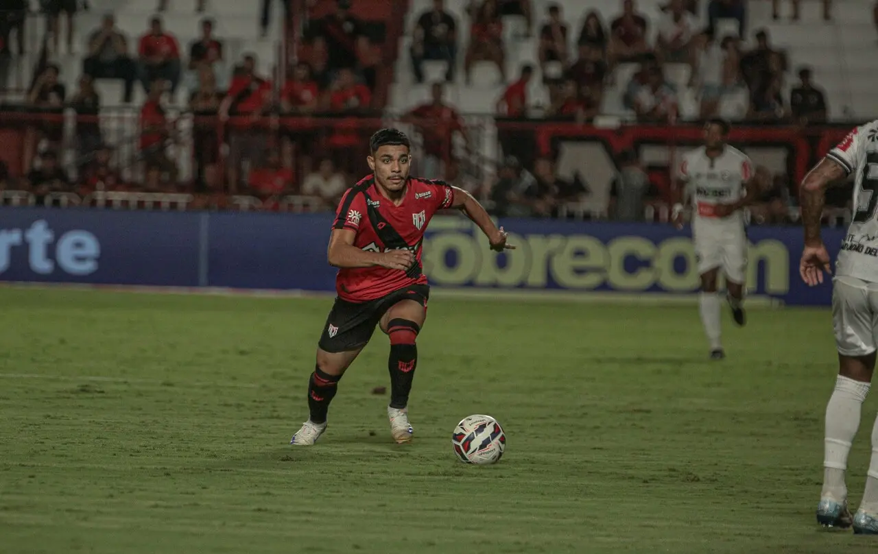 Kauan em ação pelo Atlético-GO