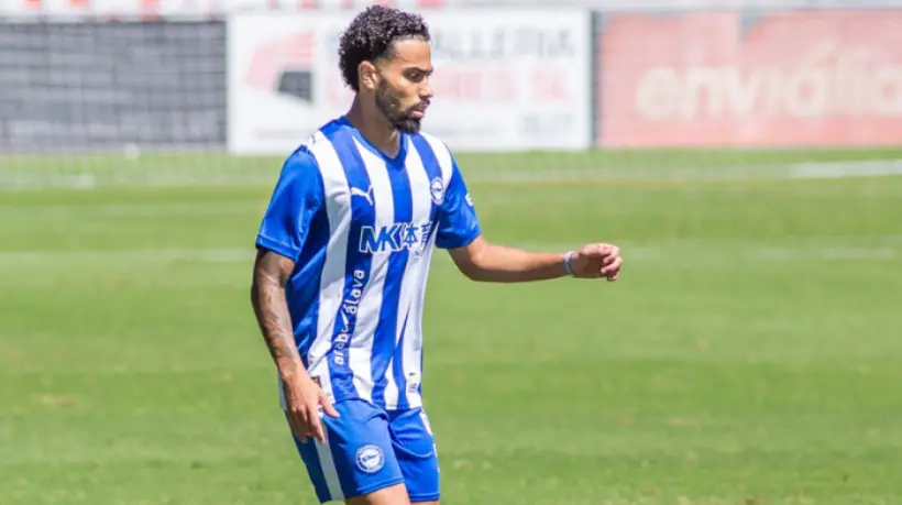 Calebe em ação pelo Alavés, da Espanha