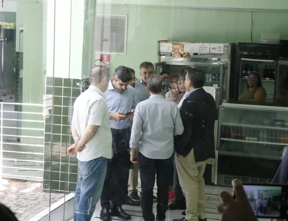 Deputados da oposição da Alece na parte interna do Hospital Geral Dr. César Cals.