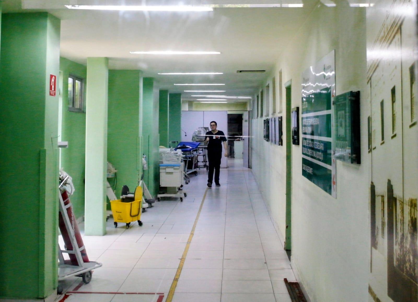 Corredor do Hospital Geral Dr. César Cals na manhã desta terça-feira (18).