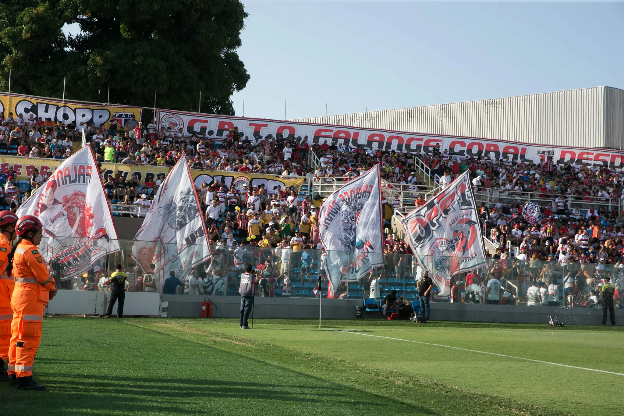 Foto da torcida do Ferroviário no estádio Presidente Vargas