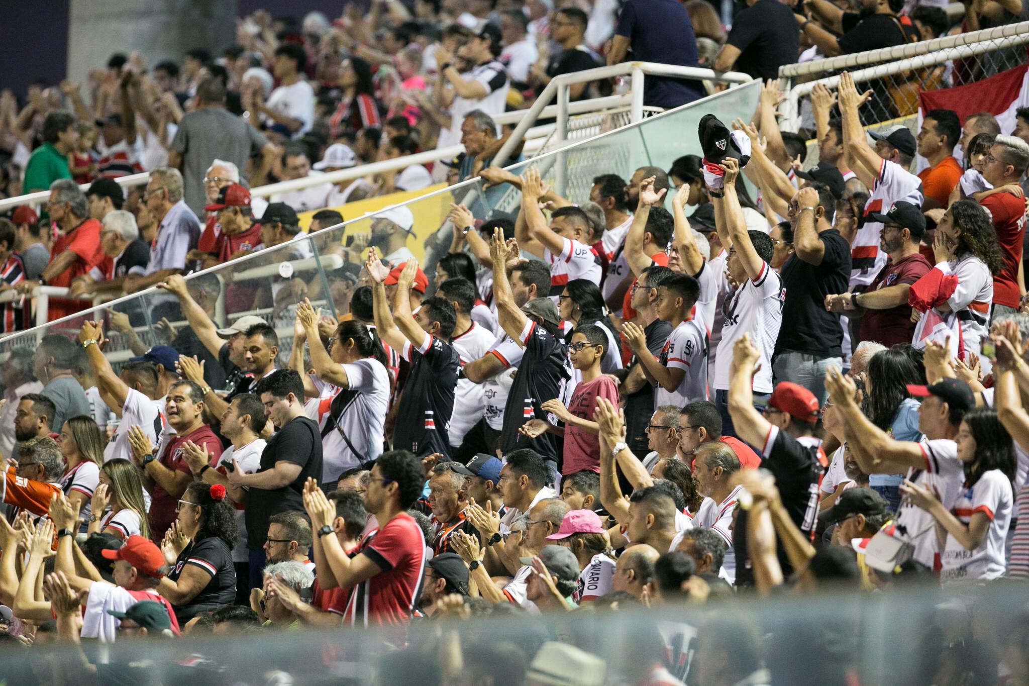 Foto de torcida do Ferroviário no estádio Presidente Vargas