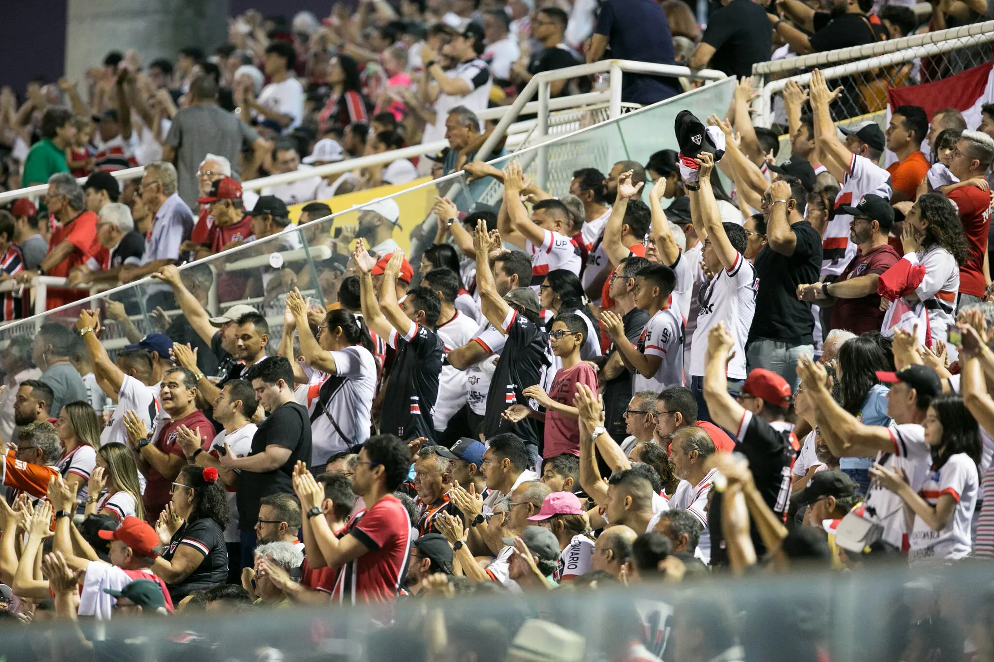 Foto de torcida do Ferroviário no estádio Presidente Vargas