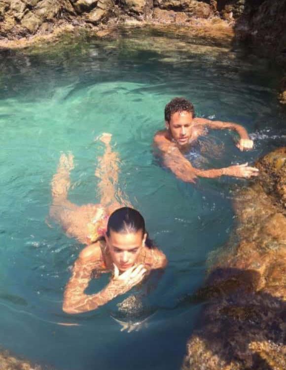 Imagem mostra Neymar e Bruna Marquezine nadando na piscina natural conhecida como Buraco do Galego em Fernando de Noronha, em janeiro de 2018, quando ainda namoravam. Após visitar, local também ficou conhecido como Buraco do Neymar.