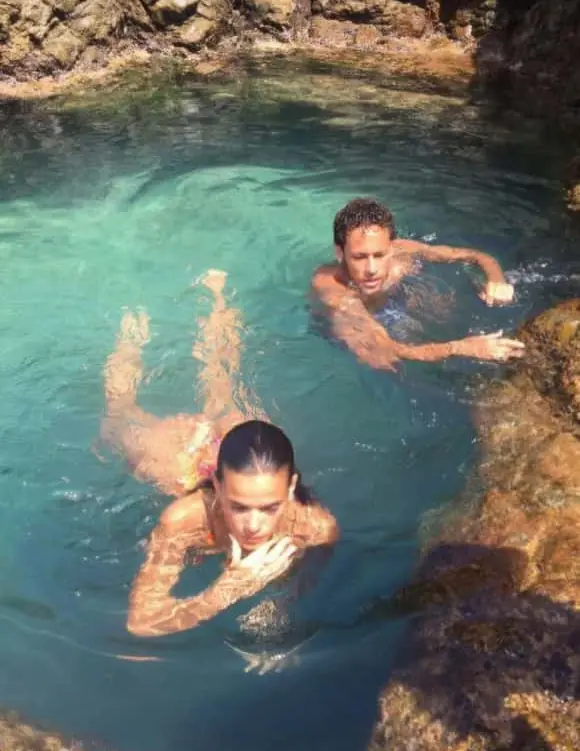 Imagem mostra Neymar e Bruna Marquezine nadando na piscina natural conhecida como Buraco do Galego em Fernando de Noronha, em janeiro de 2018, quando ainda namoravam. Após visitar, local também ficou conhecido como Buraco do Neymar.
