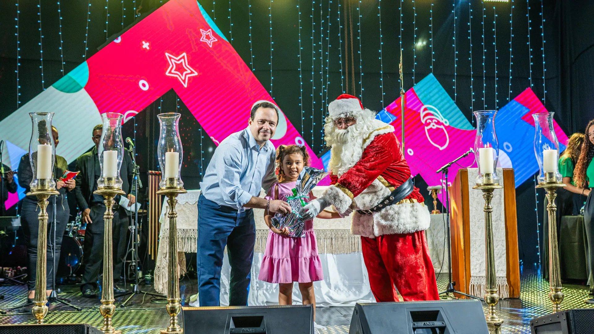 Papai Noel entregando presente.