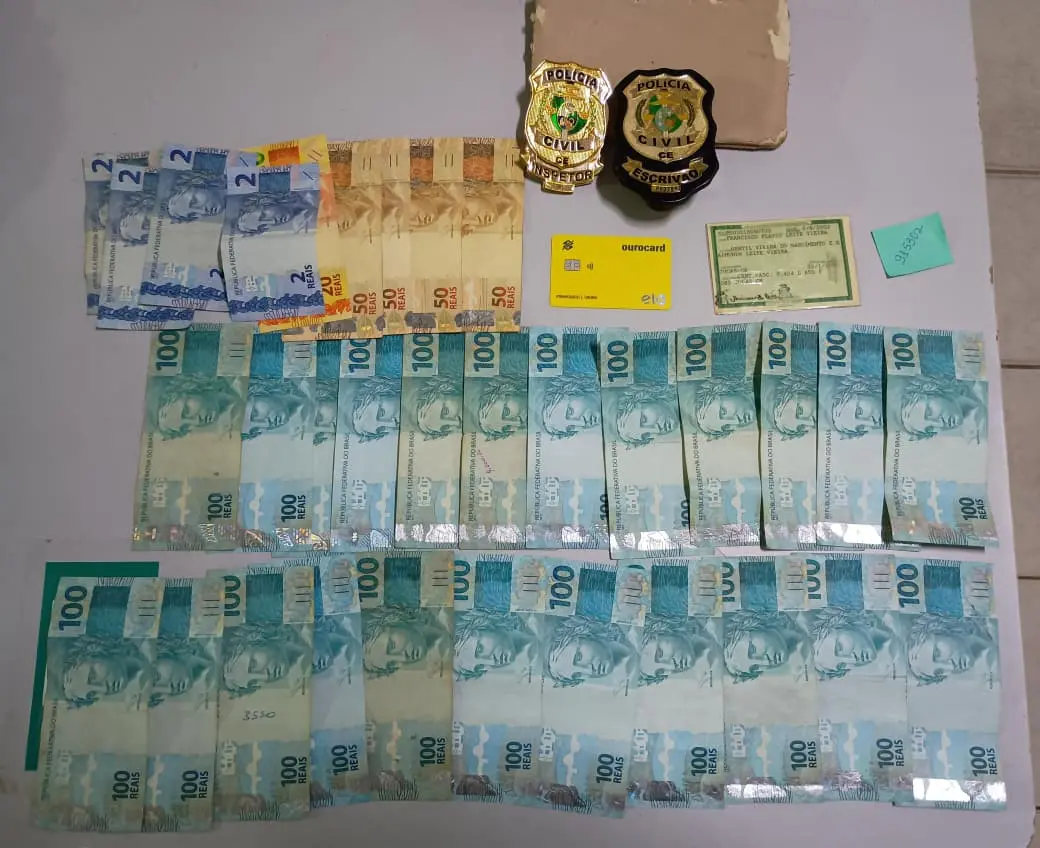 Foto mostra dinheiro, cartão e documento da vítima recuperados pela Polícia Civil.
