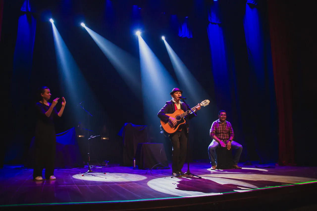No Teatro Carlos Câmara, ao meio-dia das quintas-feiras, espetáculos são apresentados gratuitamente ao público, como 