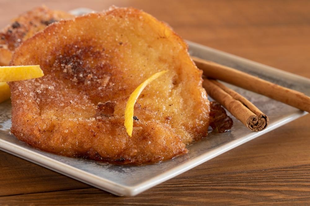 Pain Perdu ao lado de canela e raspas de laranja.