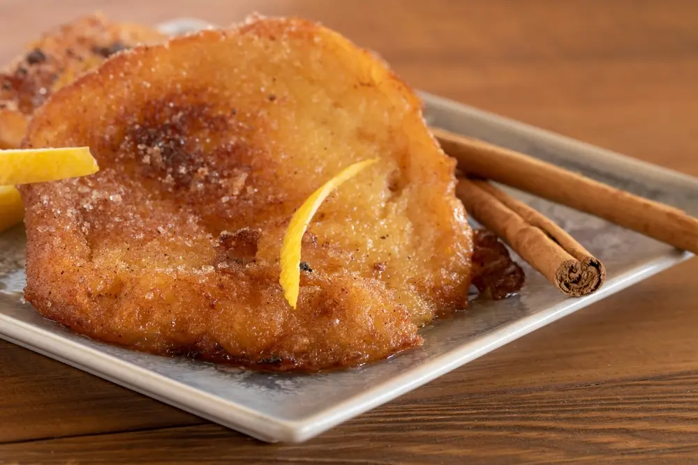 Pain Perdu ao lado de canela e raspas de laranja.