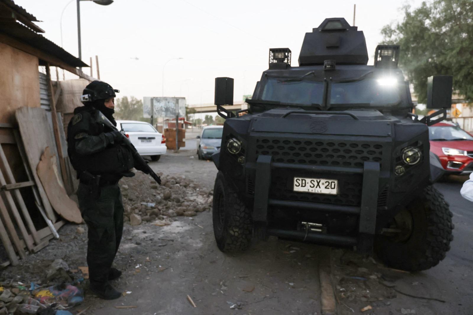 Foto de operação policial no Chile, onde a segurança é um dos principais temas da eleição presidencial em 2025.