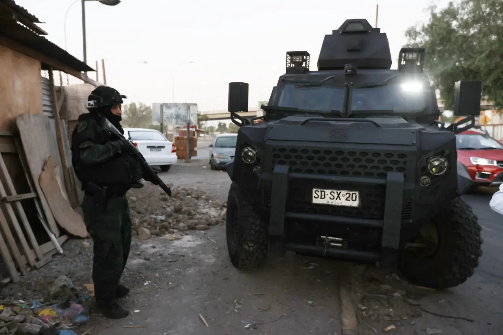 Foto de operação policial no Chile, onde a segurança é um dos principais temas da eleição presidencial em 2025.