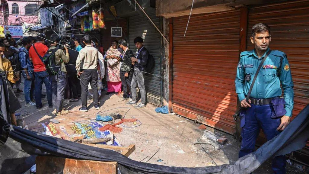 Pessoas observam a destrução causada pelo tremor de terra.