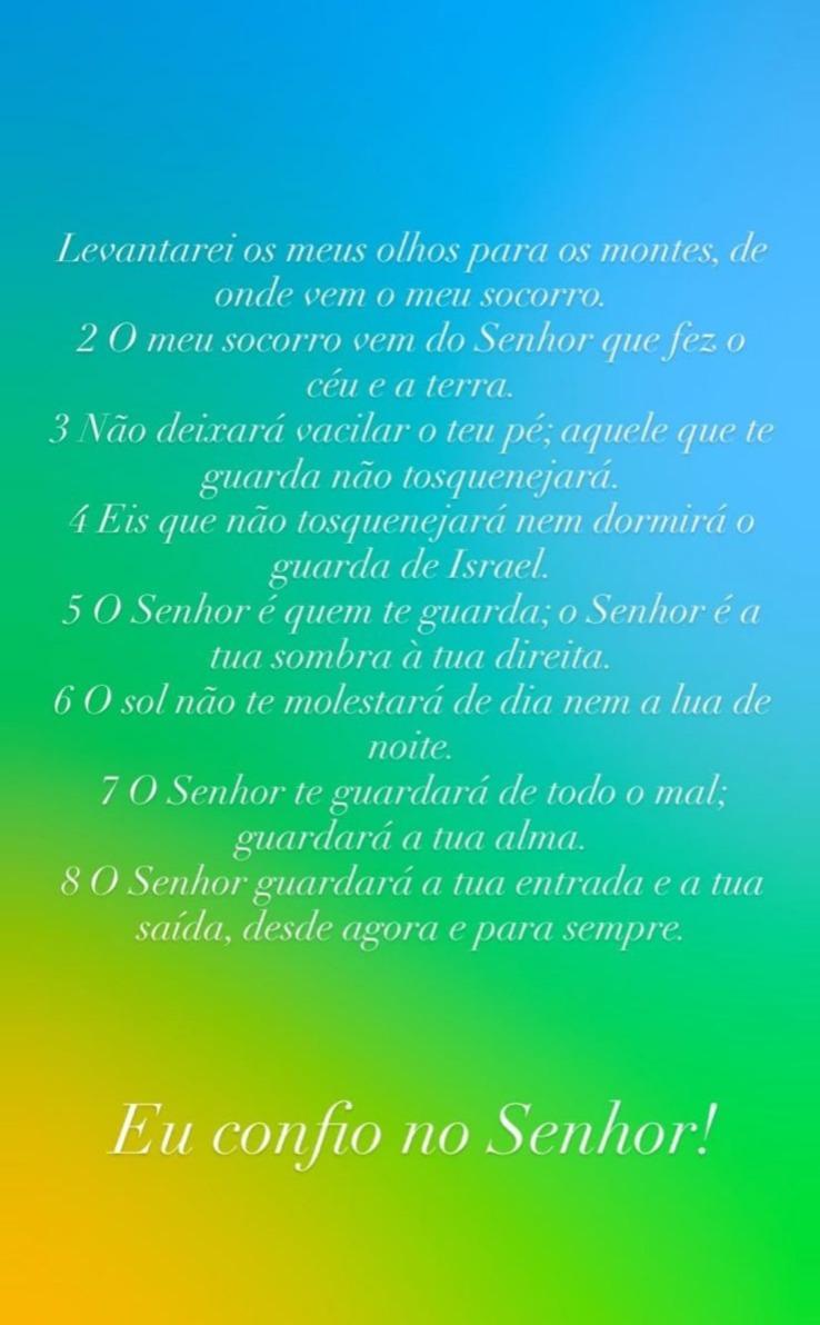 A imagem mostra uma captura de tela com o Salmo 121 da Bíblia e um fundo colorido.