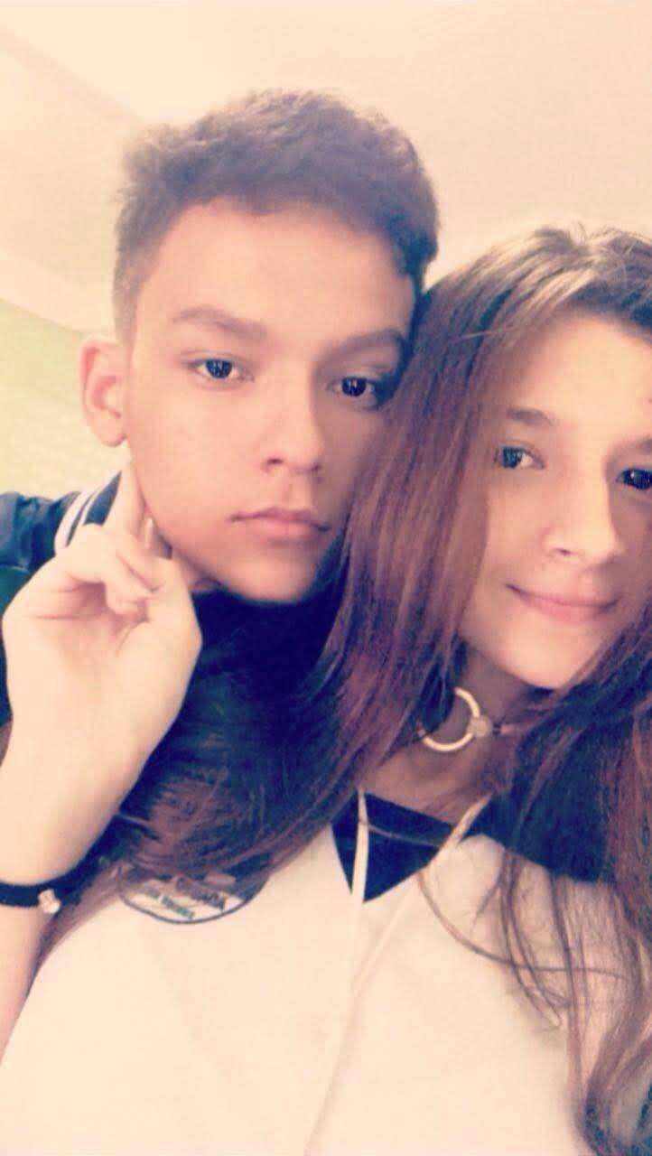 Casal de adolescentes brancos em uma selfie.
