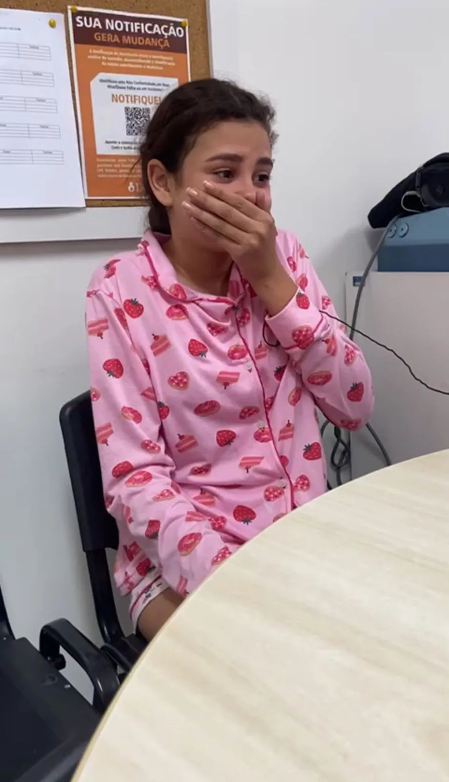 No primeiro teste após cirurgia, Laís passou a ouvir ruídos computadorizados, e a emoção já surgiu.