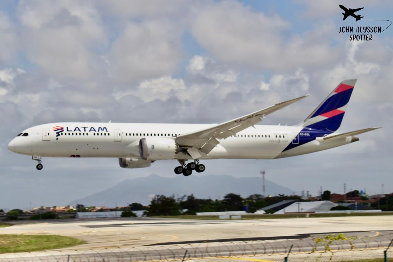 Foto mostra avião da Latam decolando.