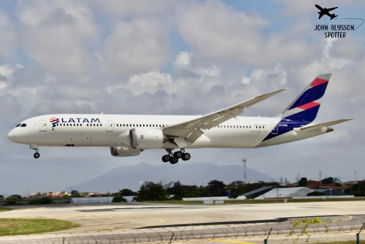 Foto mostra avião da Latam decolando.