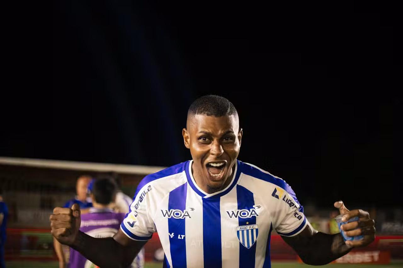 Clebão em ação pelo Avaí